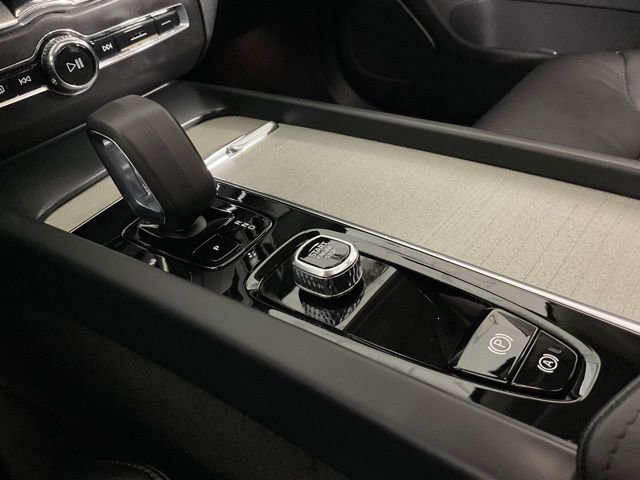 Certified 2025 Volvo XC60 B5 Plus image 21