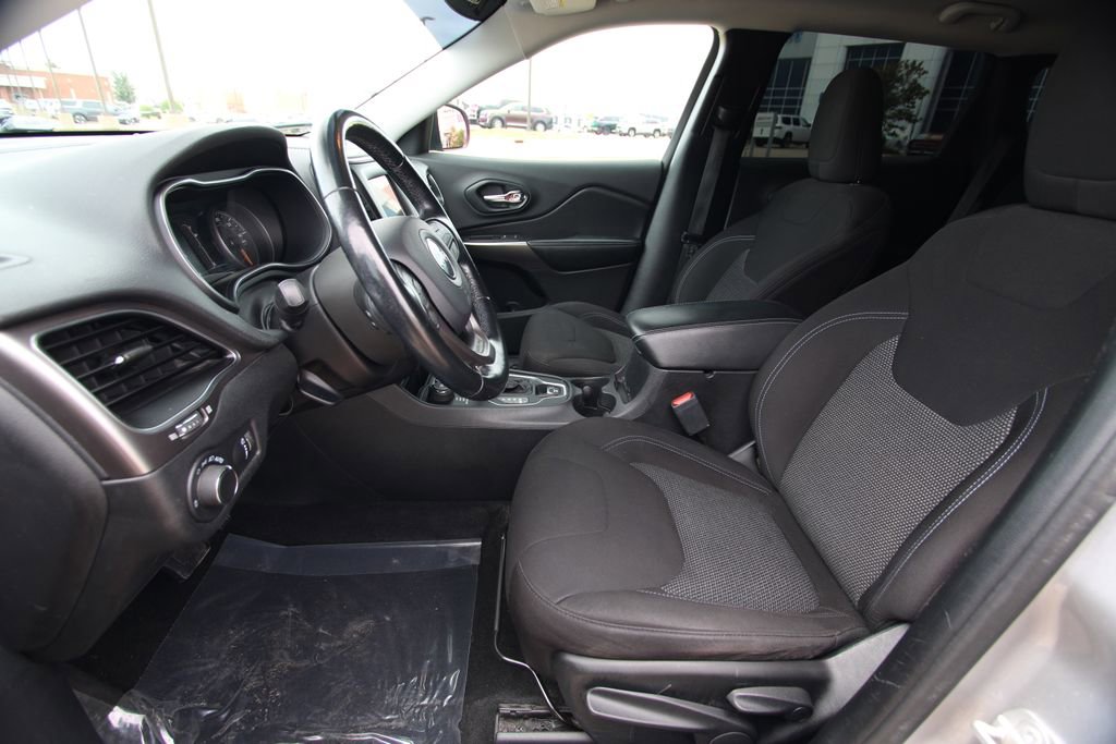 Used 2020 Jeep Cherokee Latitude w/ Cold Weather Group AWD/4WD image 6