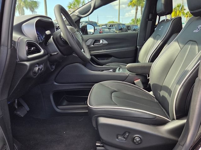 New 2027 Chrysler Pacifica Limited FWD image 11