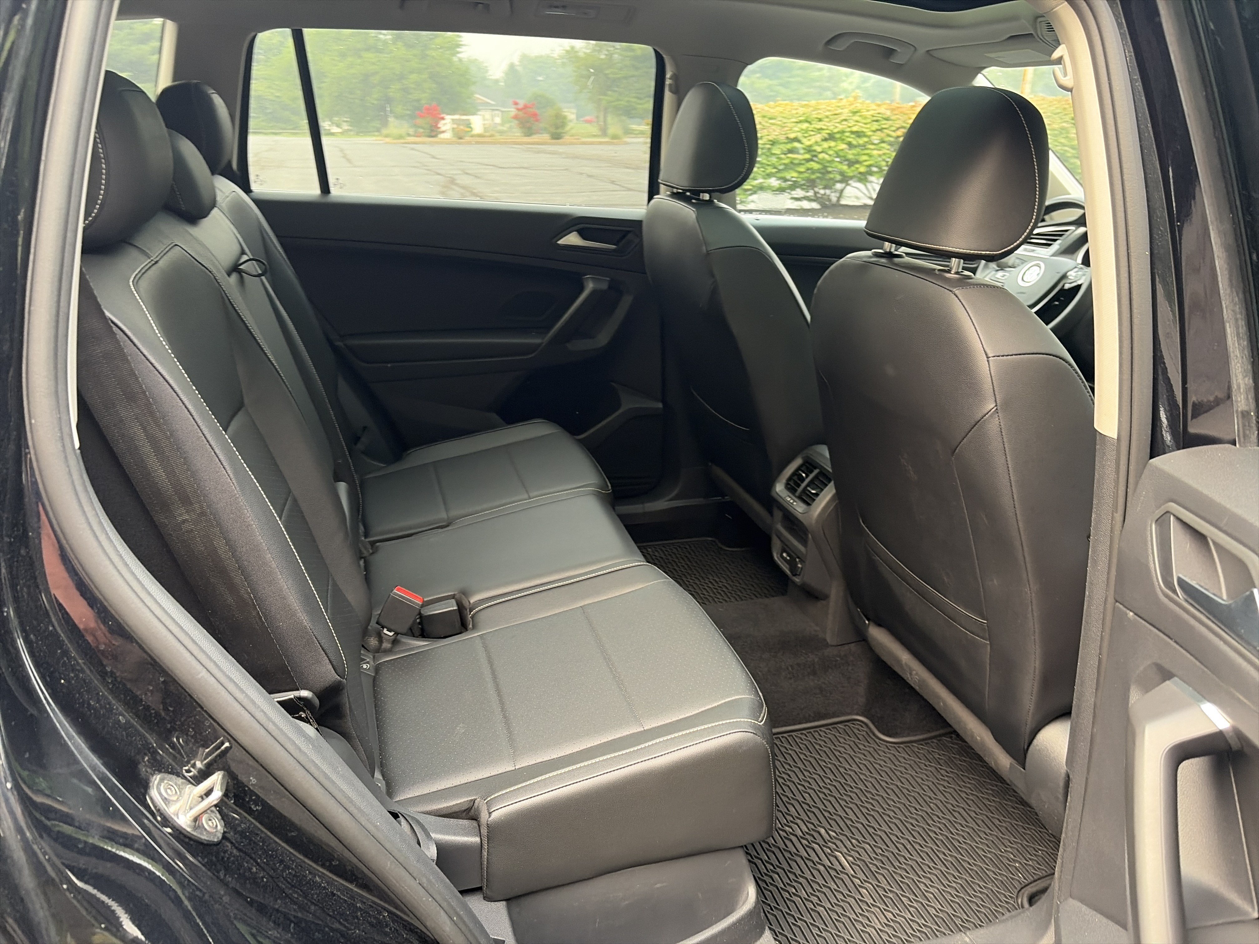 Used 2021 Volkswagen Tiguan SE w/ Panoramic Sunroof Package AWD/4WD image 25