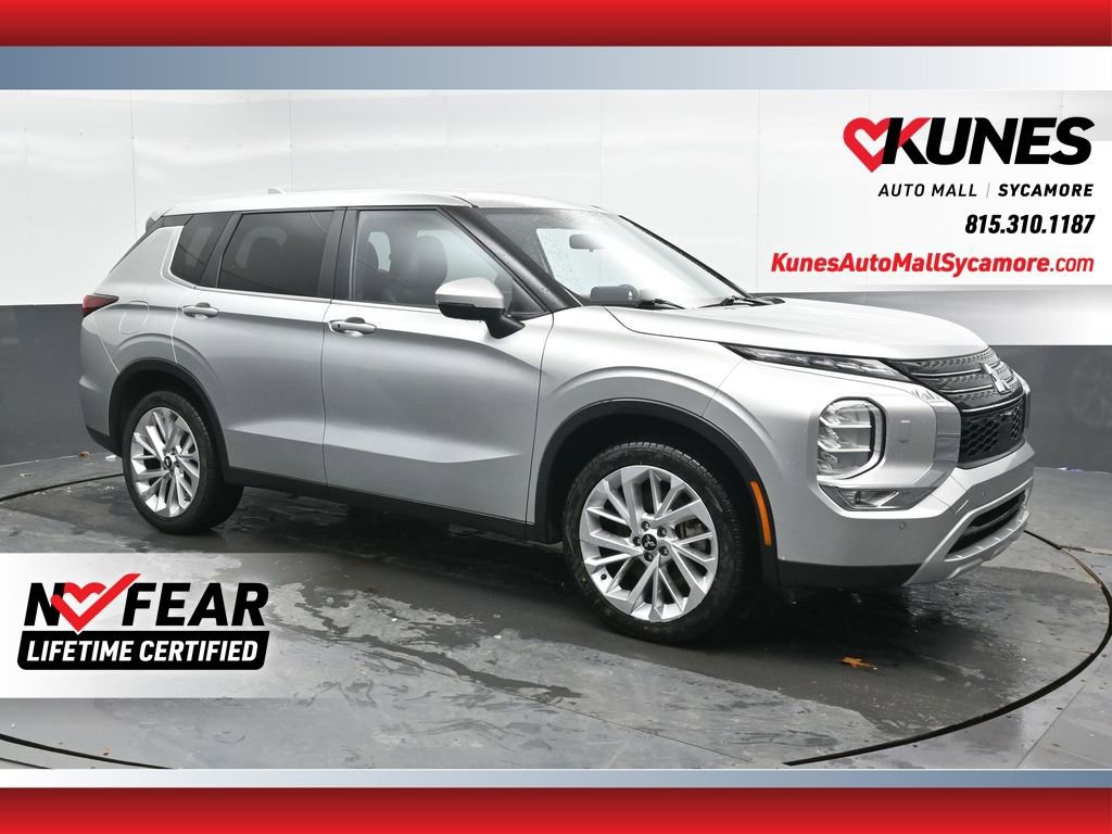 Used 2024 Mitsubishi Outlander SE image 1
