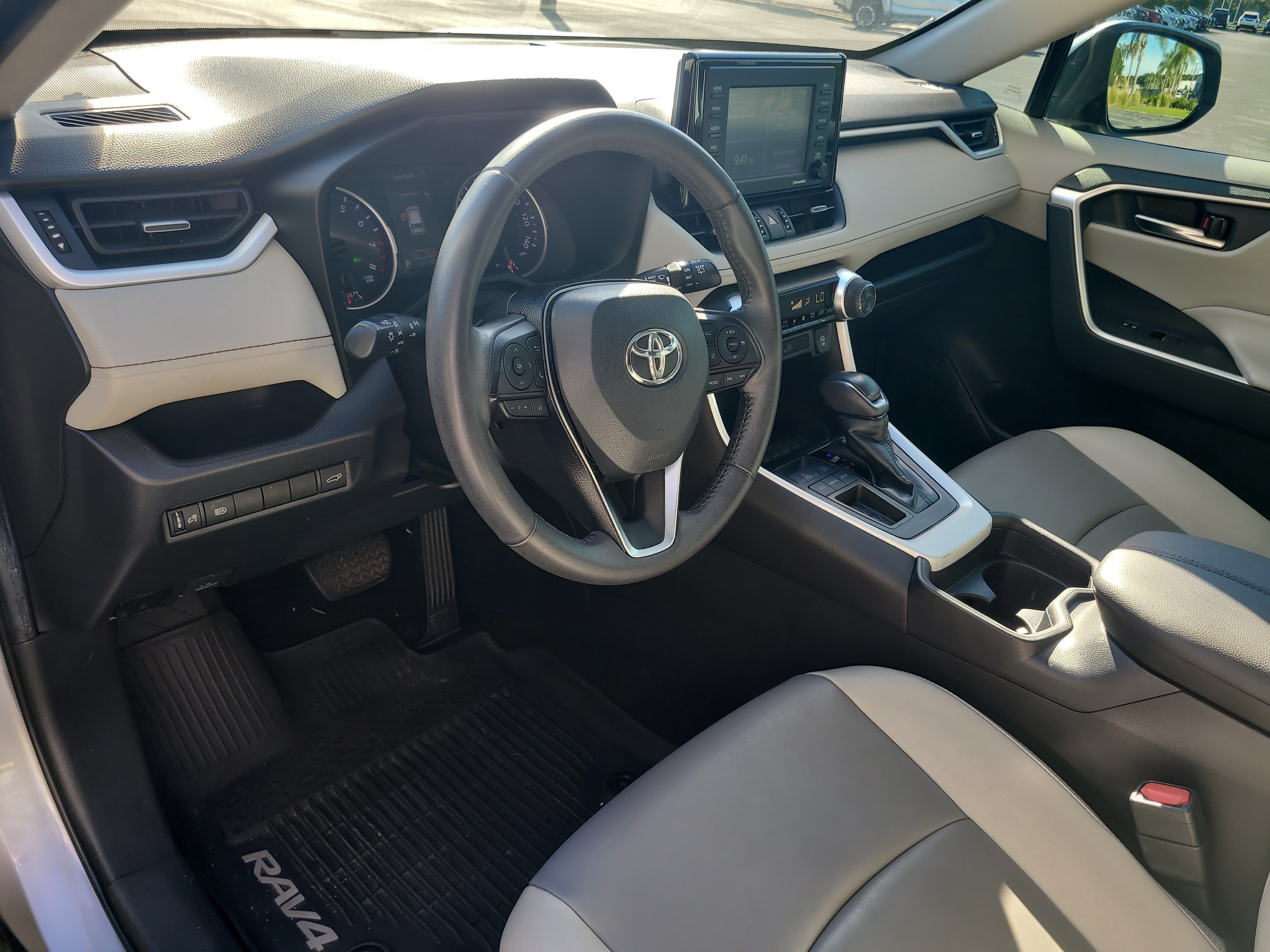 Used 2020 Toyota RAV4 XLE Premium FWD image 20