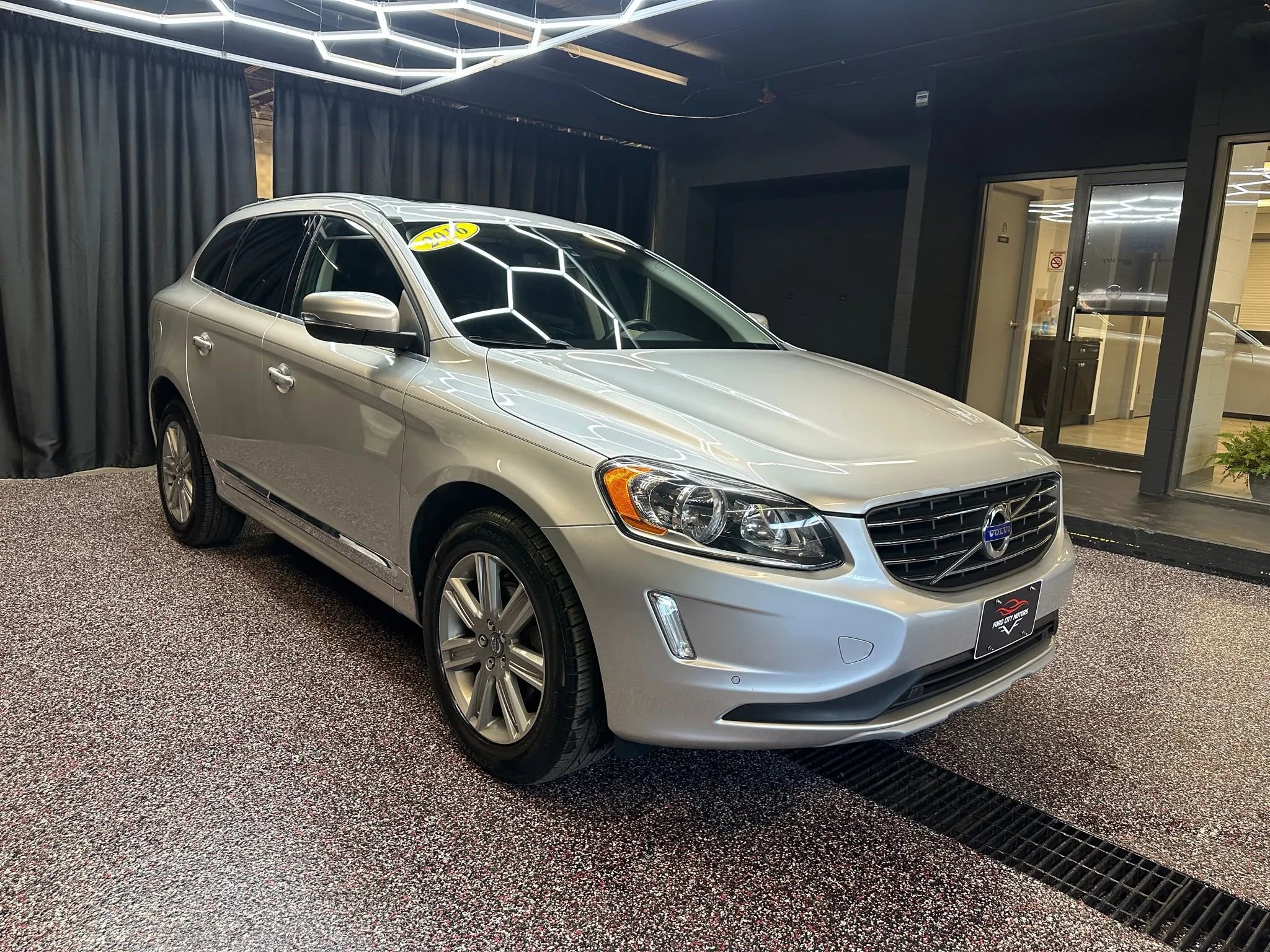 Used 2016 Volvo XC60 T6 w/ Proximity Package image 9