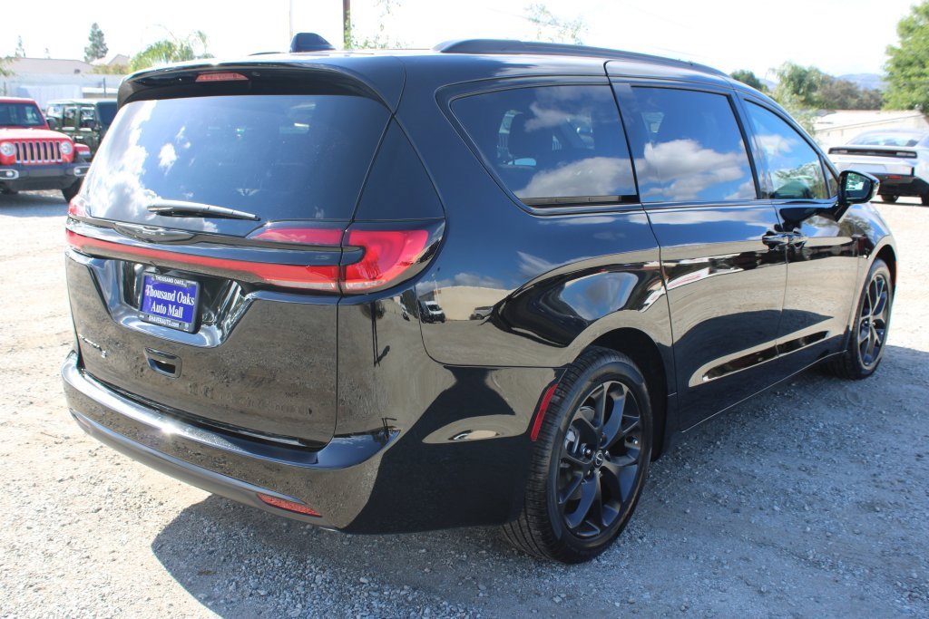 New 2026 Chrysler Pacifica Select w/ S Appearance Package image 4