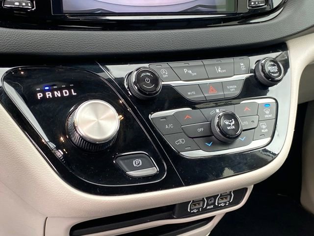 Used 2024 Chrysler Pacifica Touring-L FWD image 11