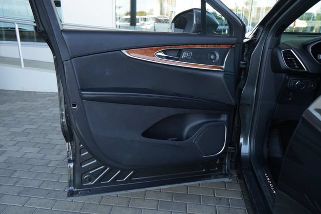 Used 2020 Lincoln Nautilus Reserve w/ Equipment Group 201A FWD image 16