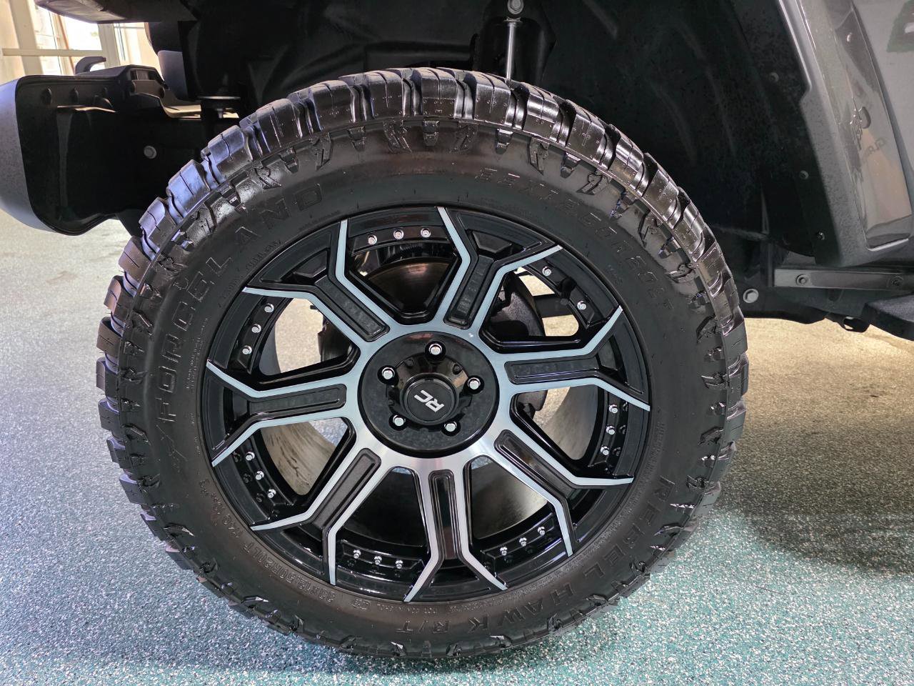 Used 2025 Jeep Gladiator Sport image 12