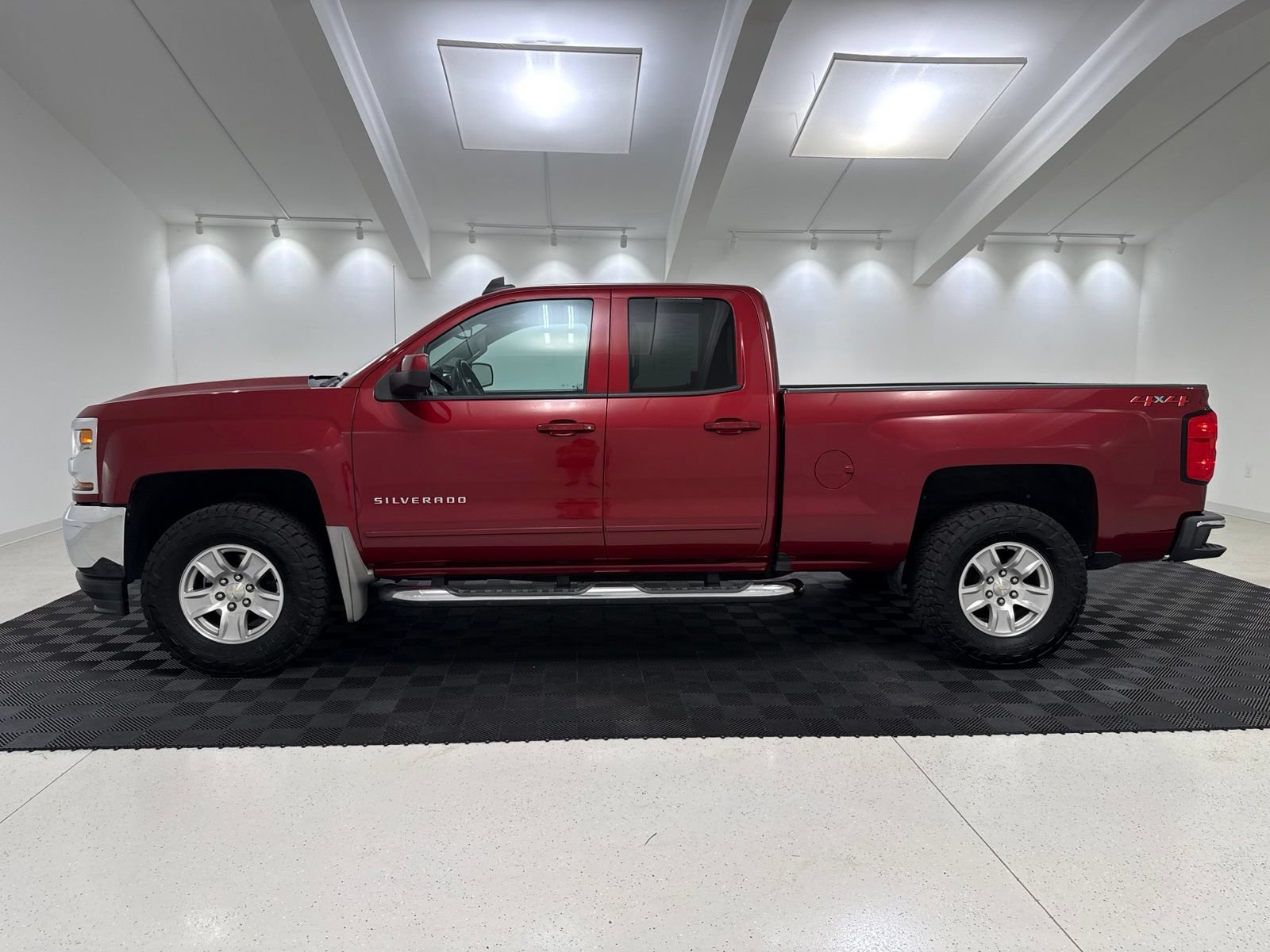 Used 2018 Chevrolet Silverado 1500 LT w/ All Star Edition AWD/4WD image 4
