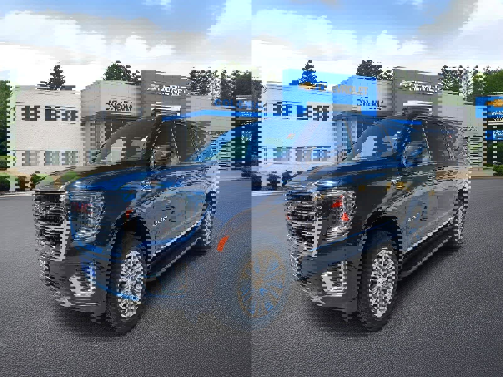 Used 2023 GMC Yukon XL SLT image 1