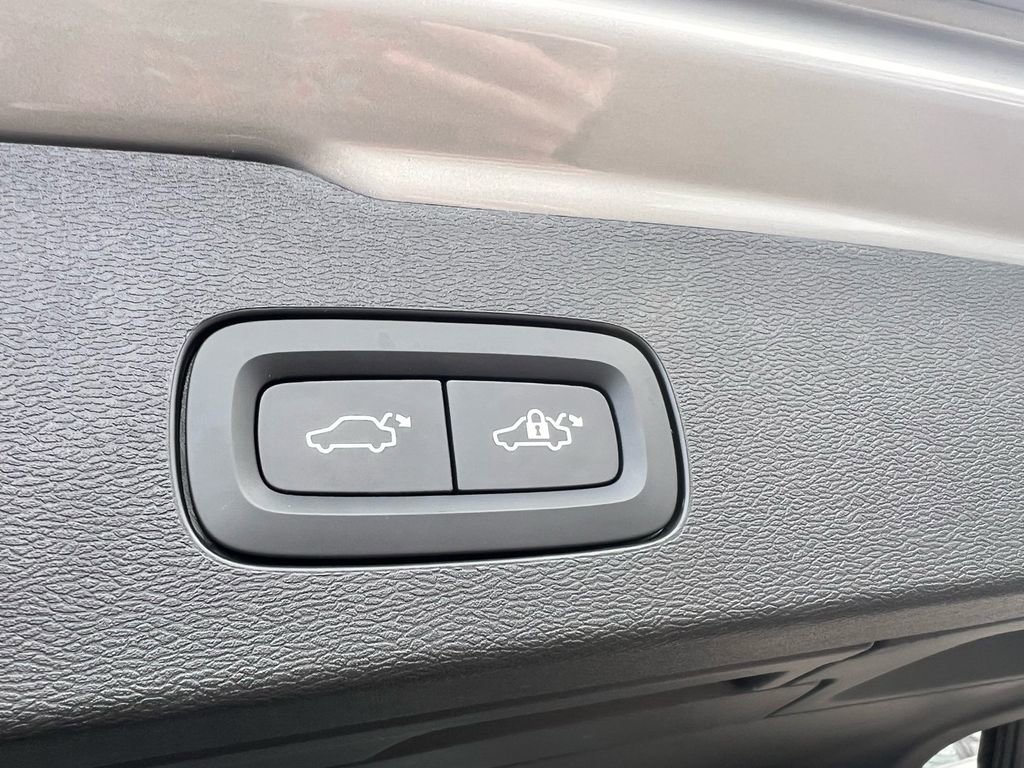 Certified 2025 Volvo V60 B5 Cross Country Plus AWD/4WD image 29