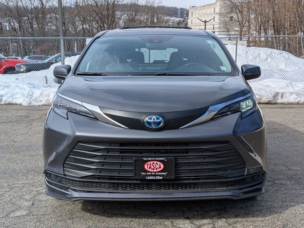 Used 2025 Toyota Sienna LE w/ LE Plus Package image 10