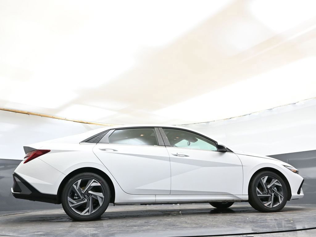 Certified 2025 Hyundai Elantra SEL image 33