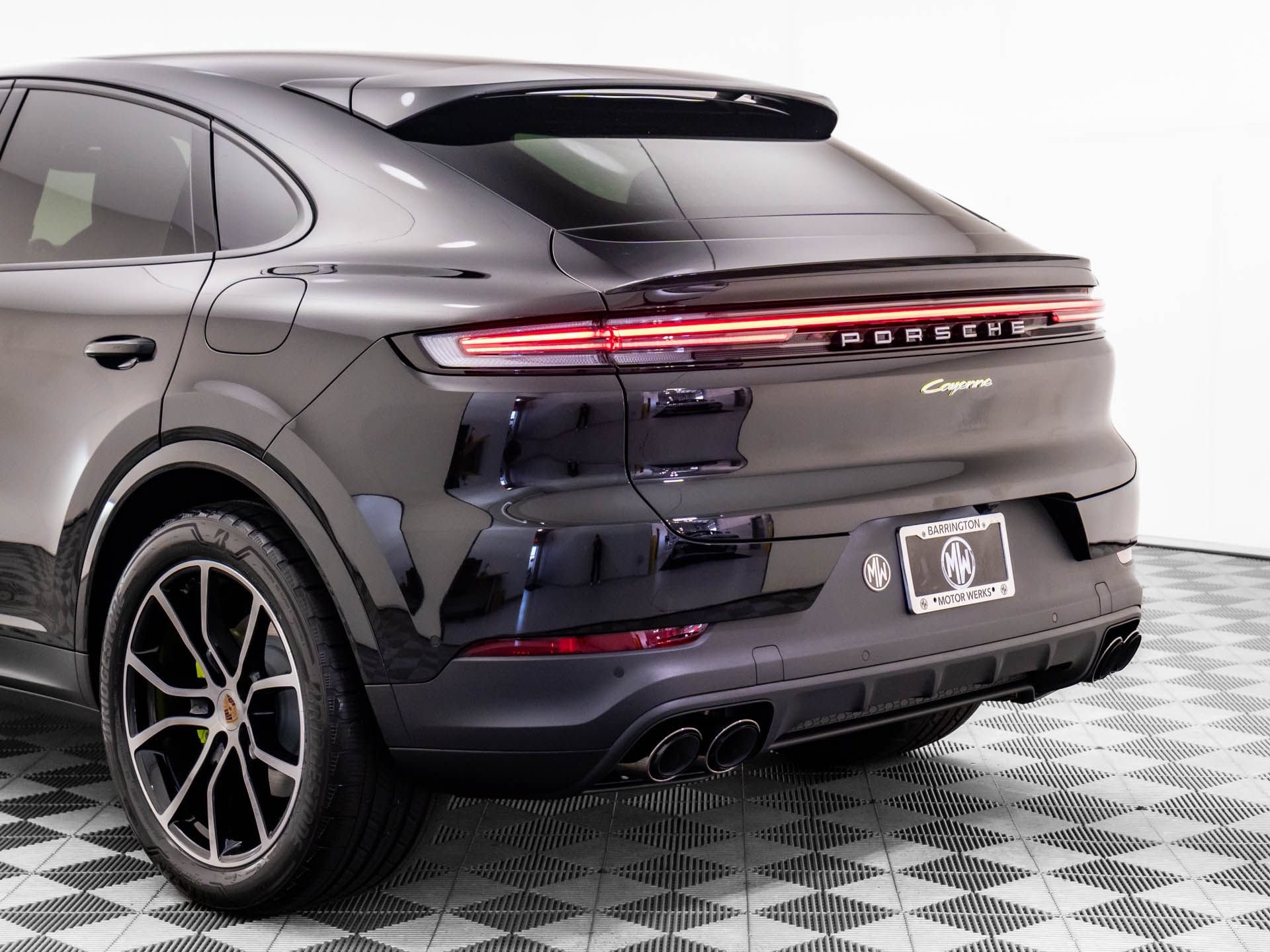 Certified 2025 Porsche Cayenne E-Hybrid Coupe AWD/4WD image 35