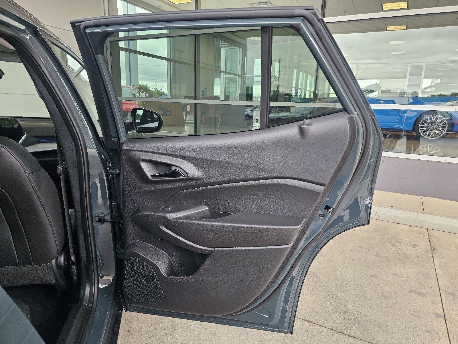 Used 2025 Chevrolet Trax LT w/ LT Convenience Package FWD image 13