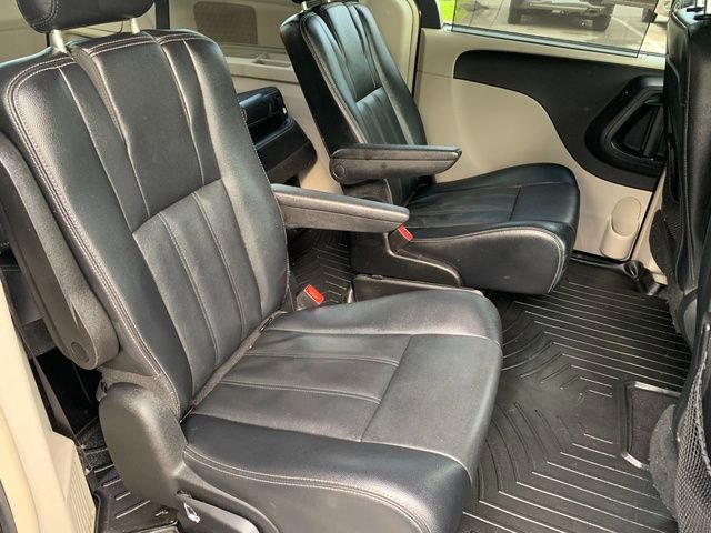 Used 2015 Chrysler Town & Country Touring FWD image 15
