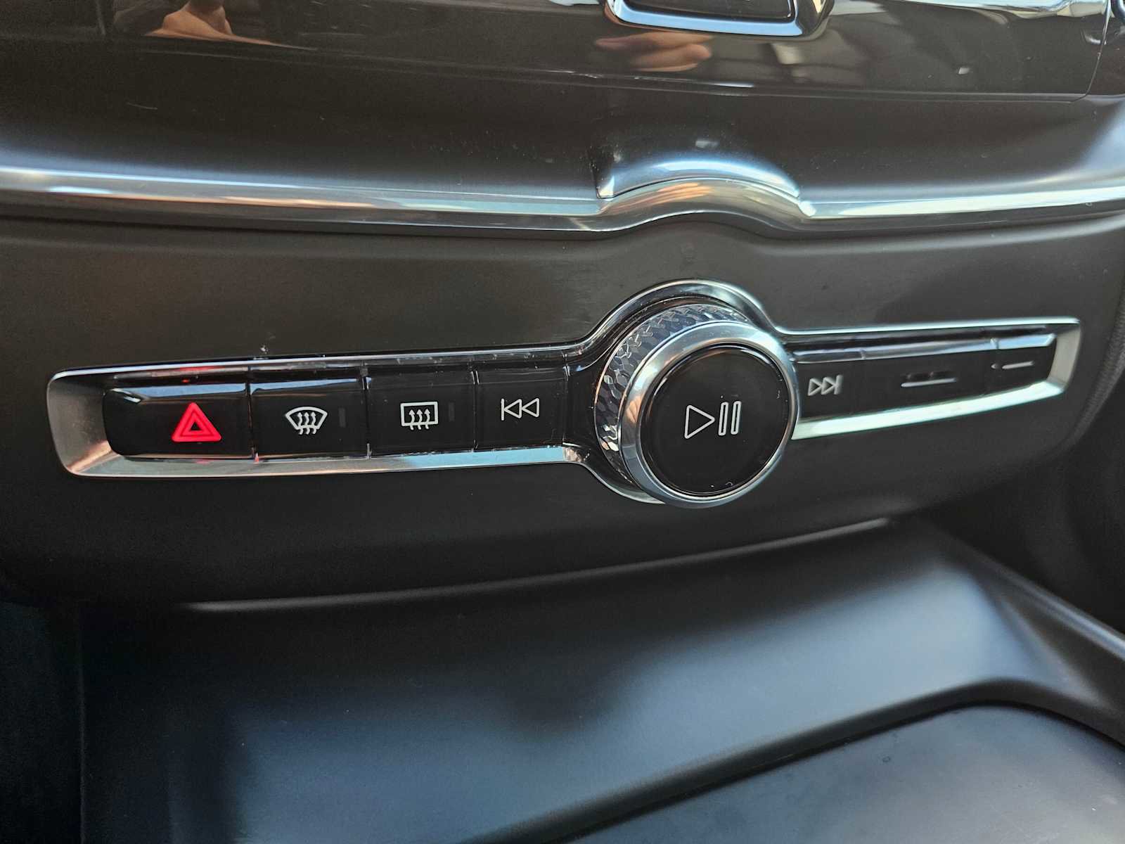 Used 2025 Volvo XC60 B5 Core w/ Protection Package Premier image 34