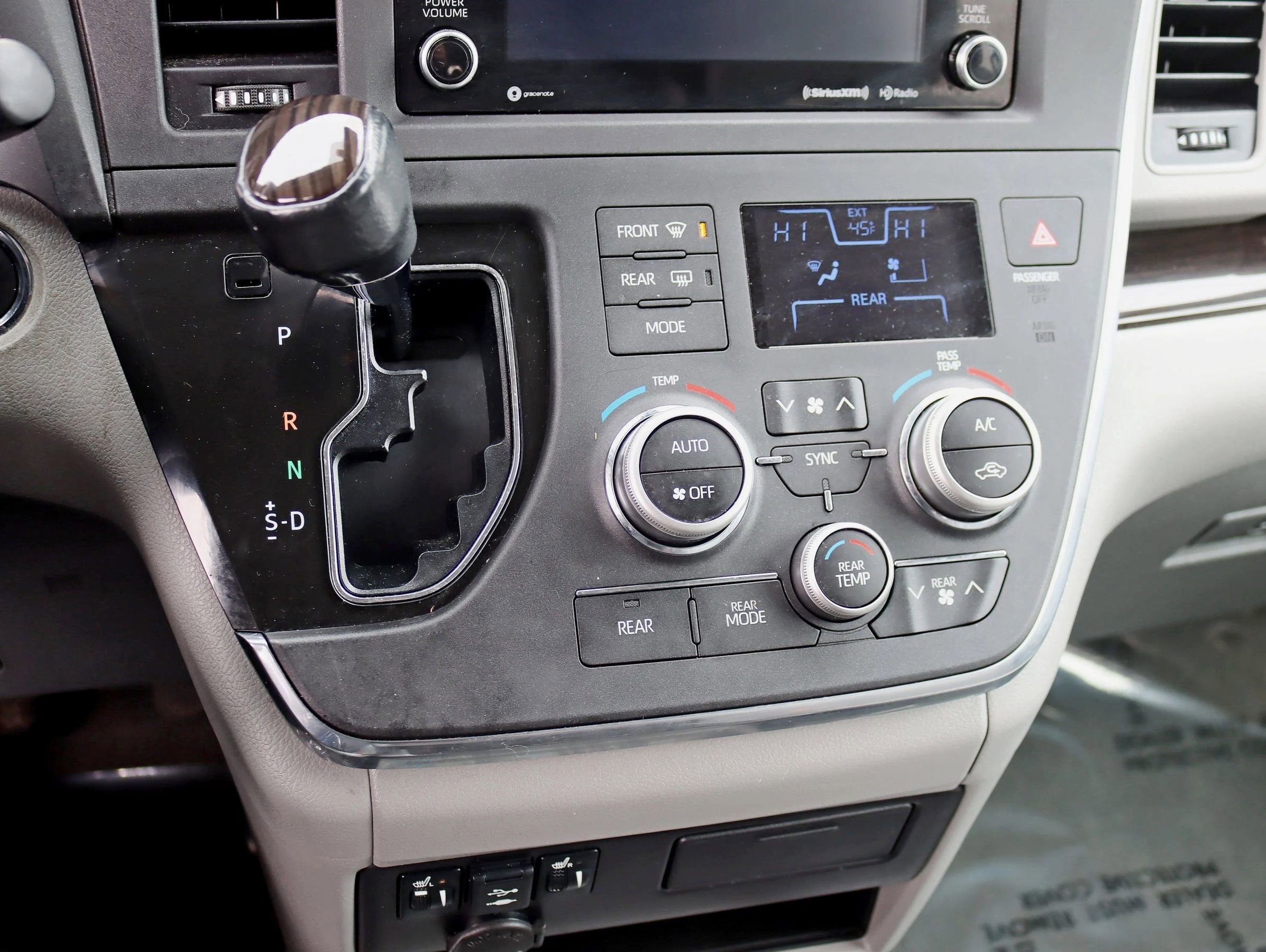 Used 2018 Toyota Sienna XLE w/ XLE Navigation Package FWD image 24