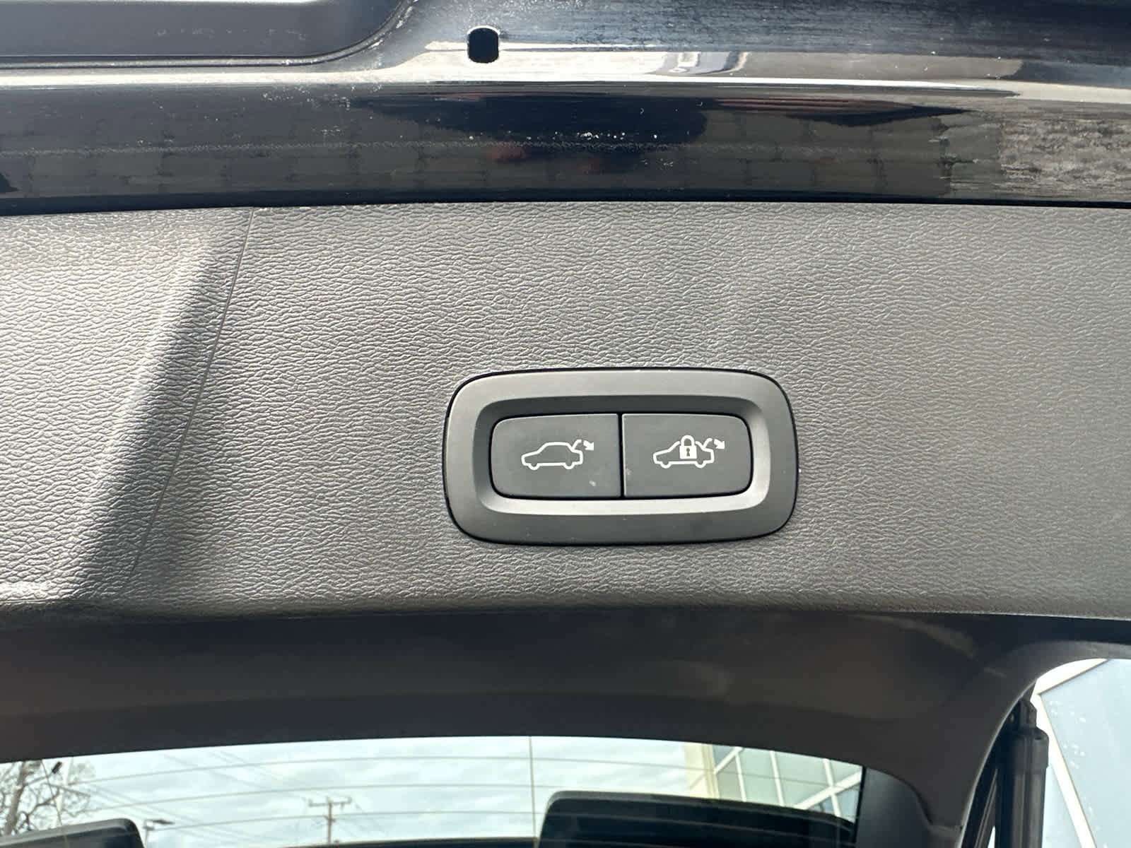 Used 2023 Volvo XC40 B5 Plus w/ Protection Package Premier image 24