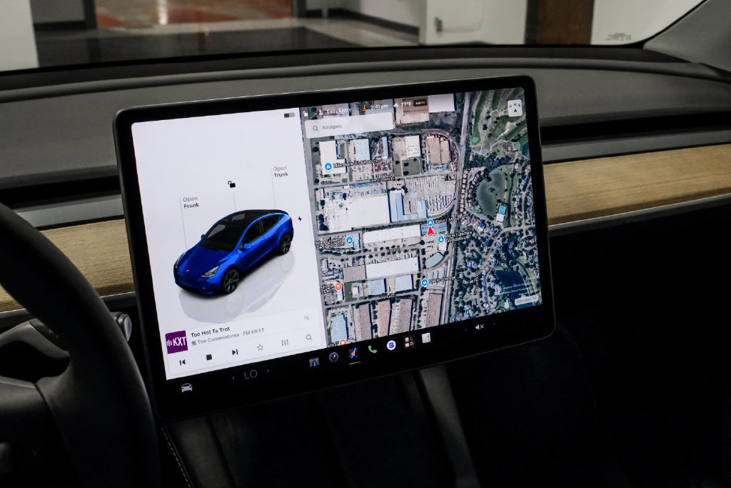 Used 2024 Tesla Model Y Long Range AWD/4WD image 17