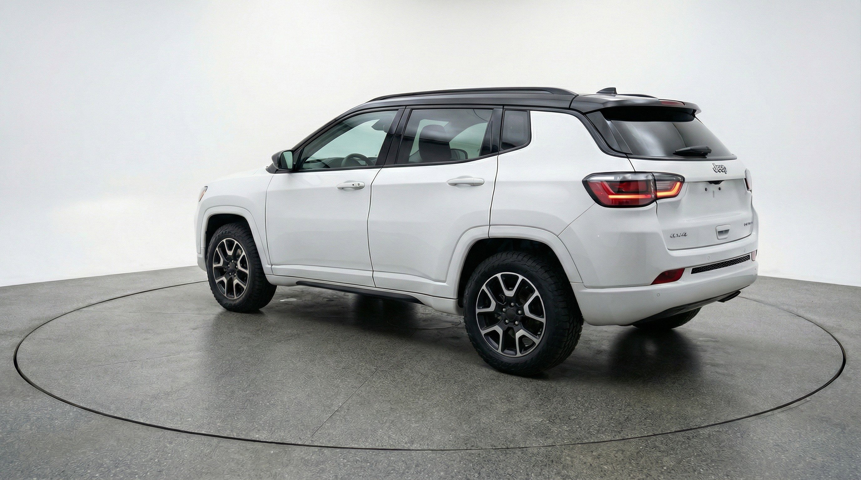Used 2025 Jeep Compass Trailhawk AWD/4WD image 6
