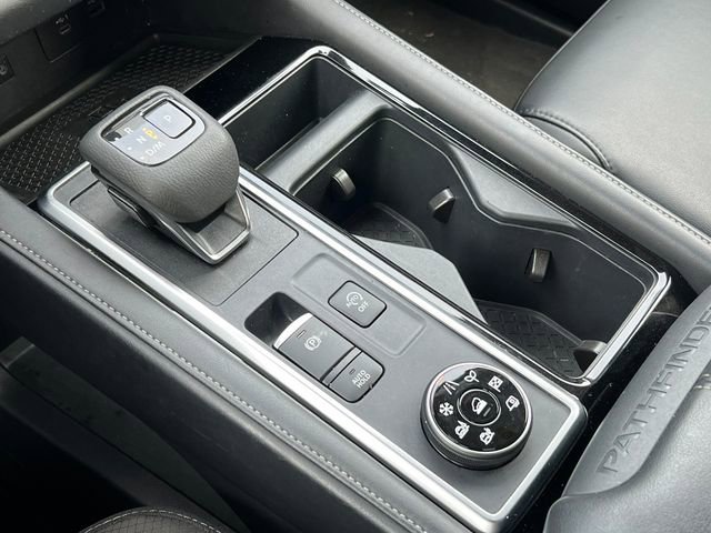 Used 2025 Nissan Pathfinder SL image 32