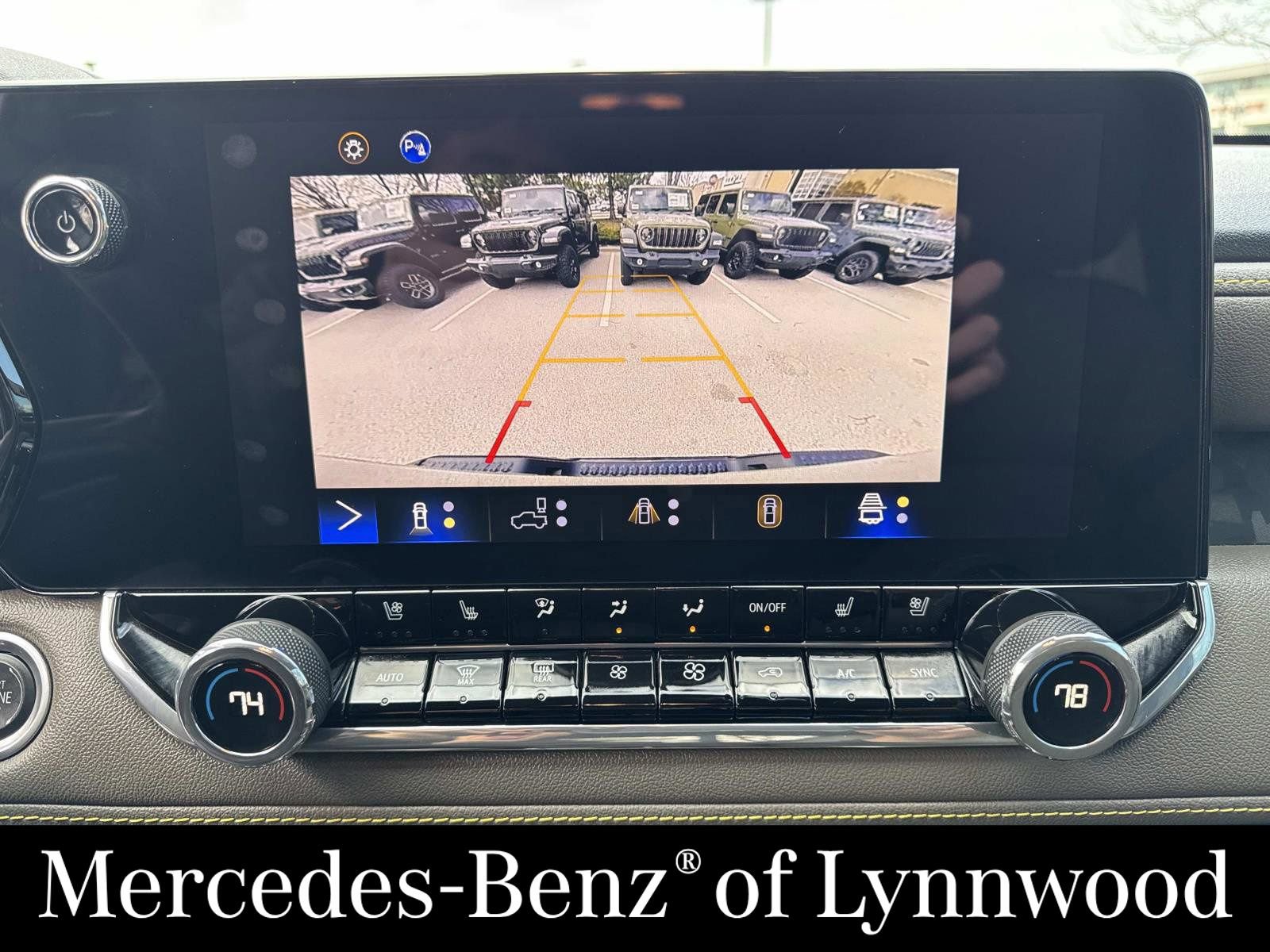 Used 2024 Chevrolet Colorado ZR2 w/ ZR2 Convenience Package III AWD/4WD image 25