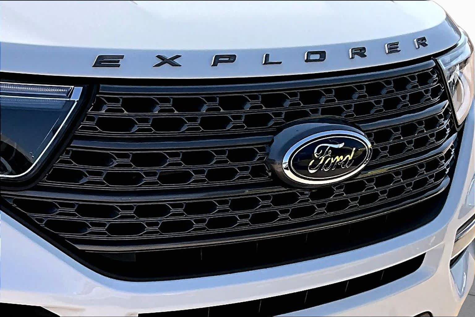 Used 2021 Ford Explorer XLT w/ Equipment Group 202A AWD/4WD image 29