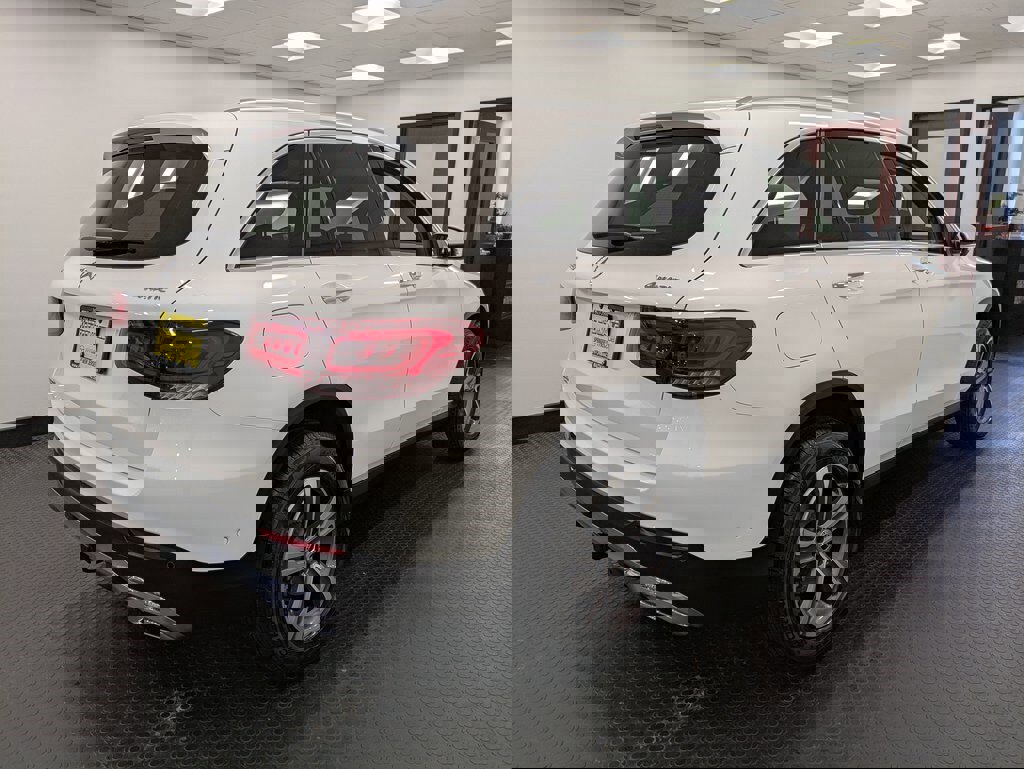 Used 2021 Mercedes-Benz GLC 300 4MATIC image 4