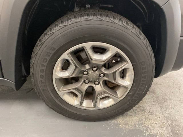 Used 2019 Jeep Cherokee Trailhawk AWD/4WD image 31