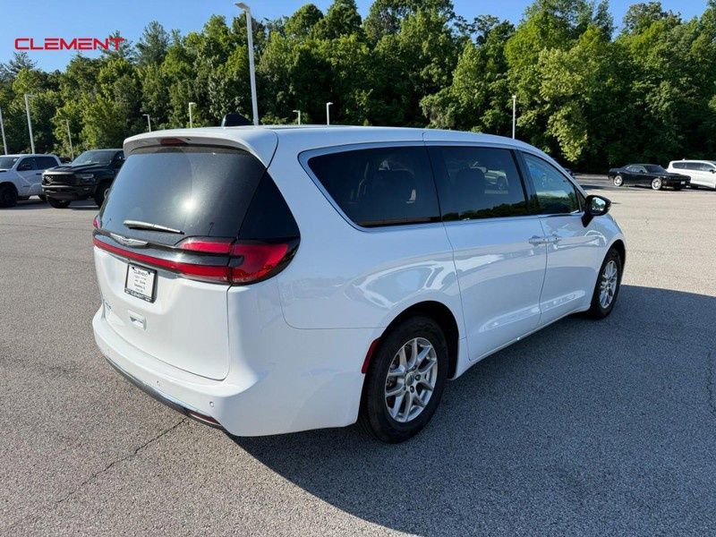 Used 2024 Chrysler Pacifica Touring-L FWD image 8