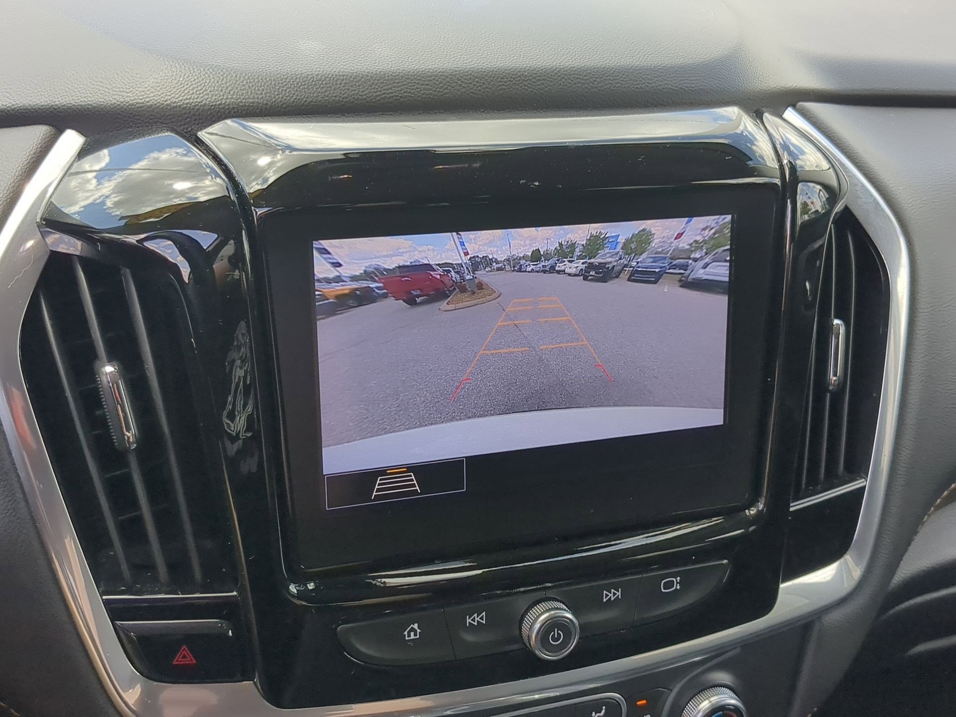 Used 2020 Chevrolet Traverse LT image 16