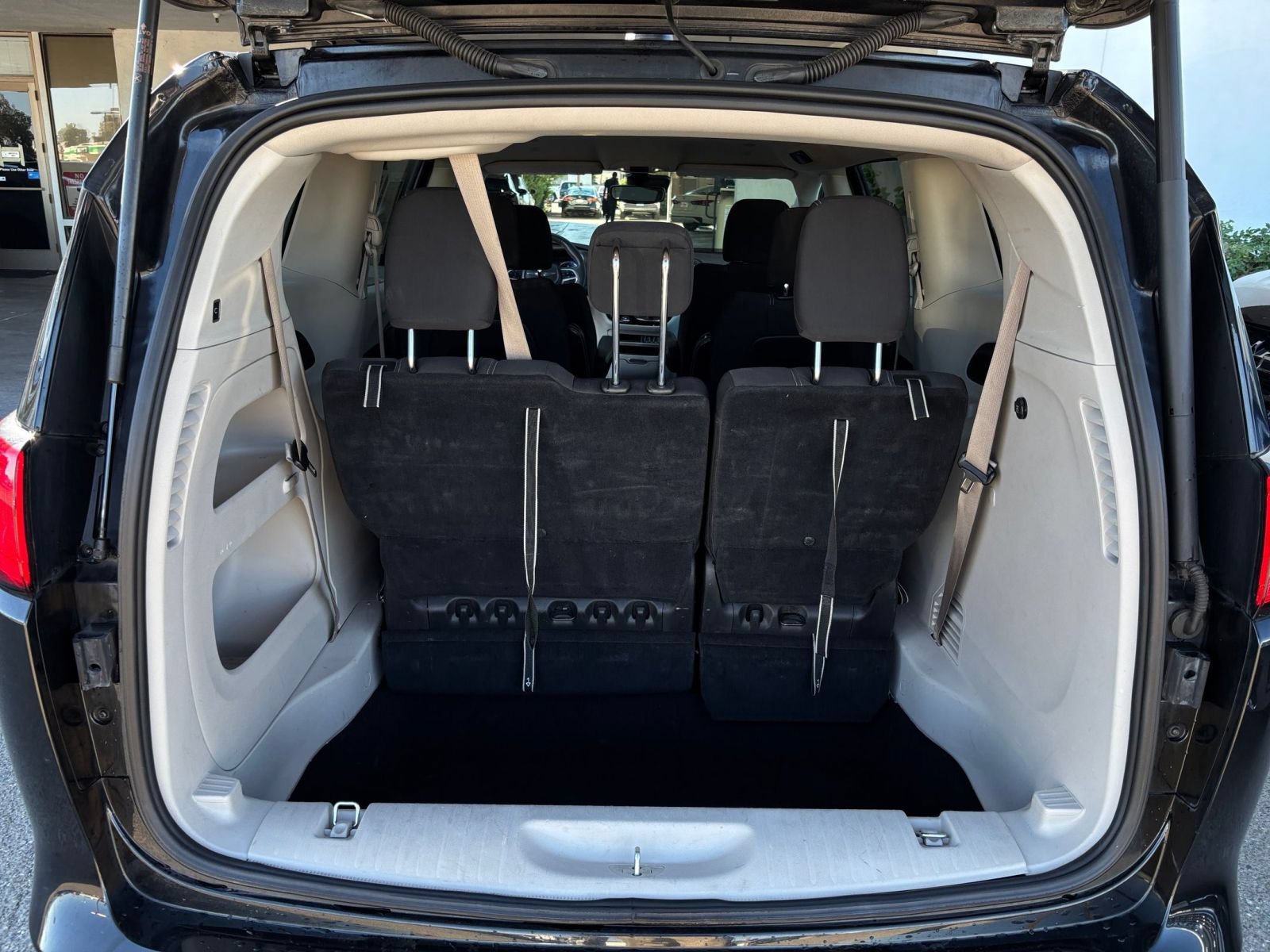 Used 2023 Chrysler Voyager LX FWD image 33