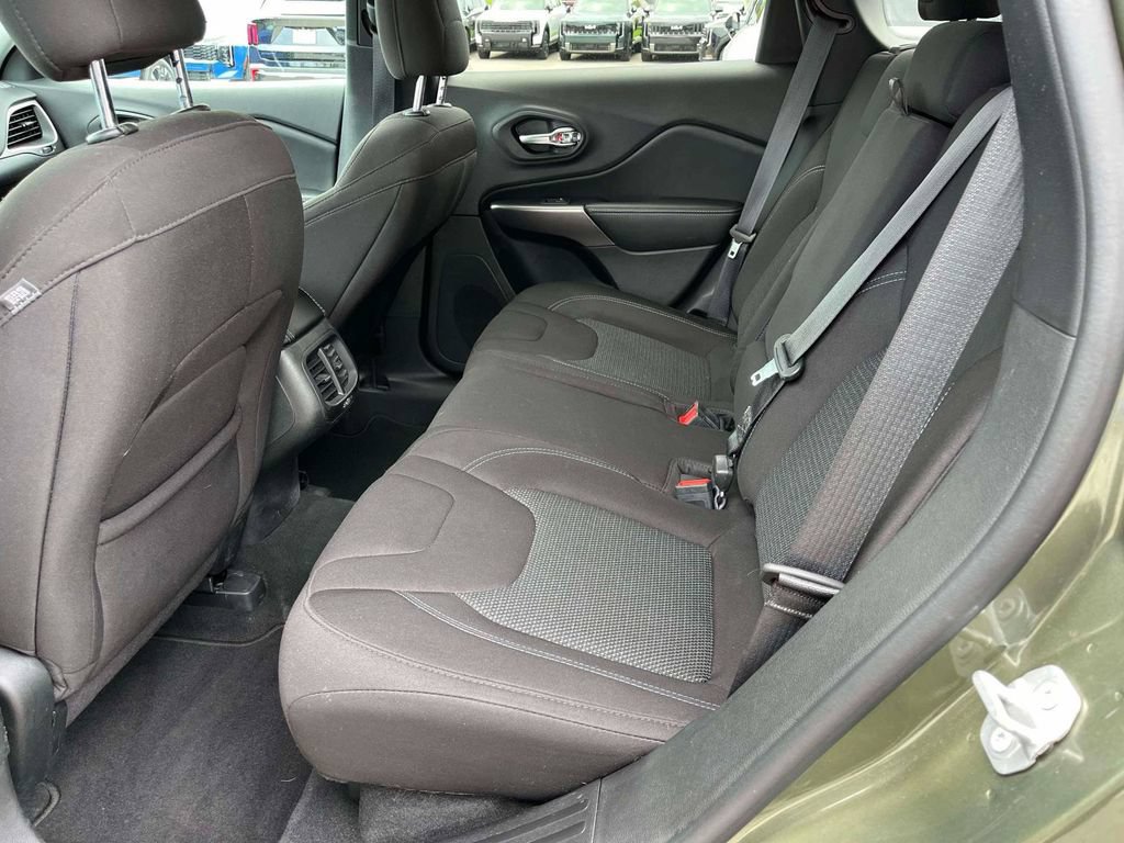 Used 2019 Jeep Cherokee Latitude w/ Popular Appearance Group AWD/4WD image 6
