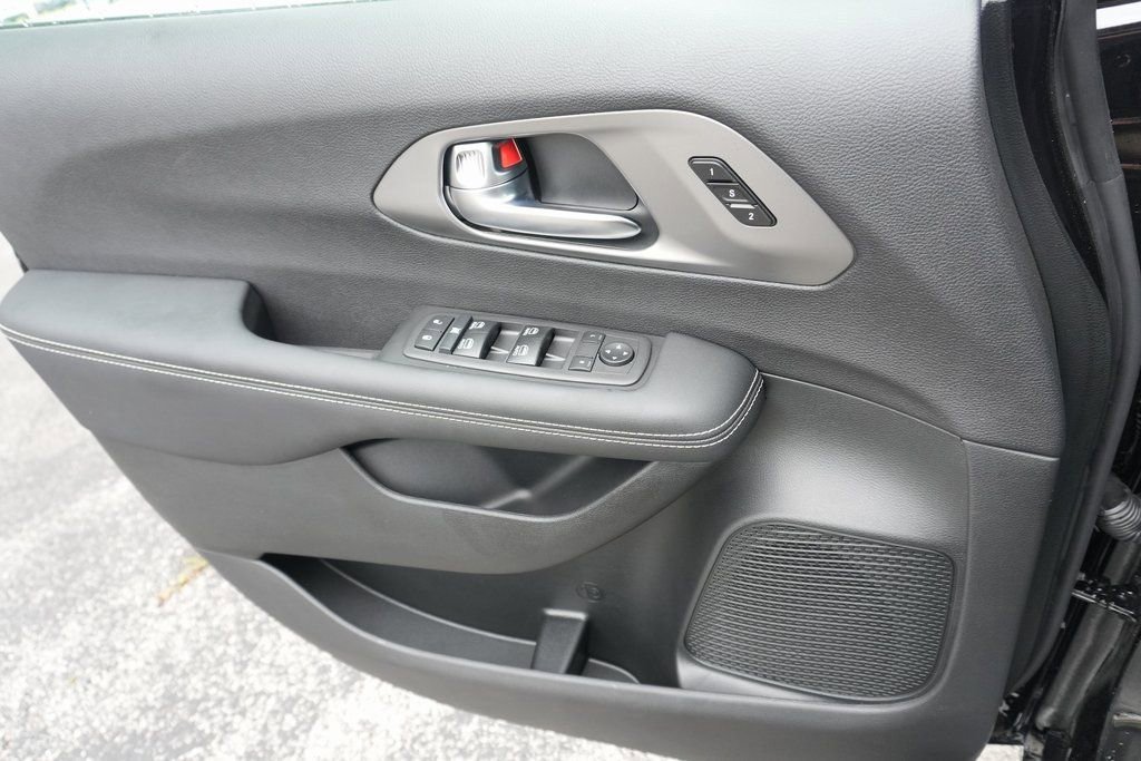 New 2026 Chrysler Pacifica Select image 20