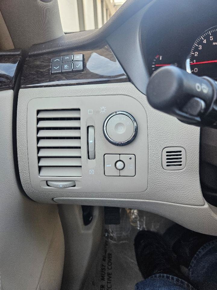 Used 2009 Cadillac DTS w/ Sun And Sound Package FWD image 24