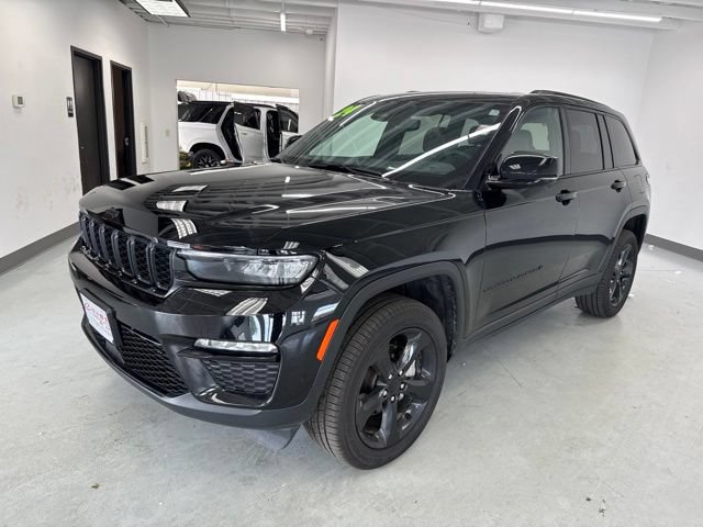 Used 2024 Jeep Grand Cherokee Limited w/ Black Appearance Package AWD/4WD image 6