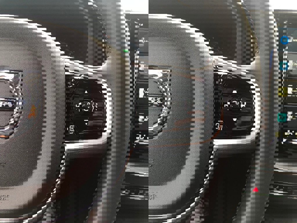 Used 2025 Volvo XC60 T8 Plus w/ Protection Package Premier image 22