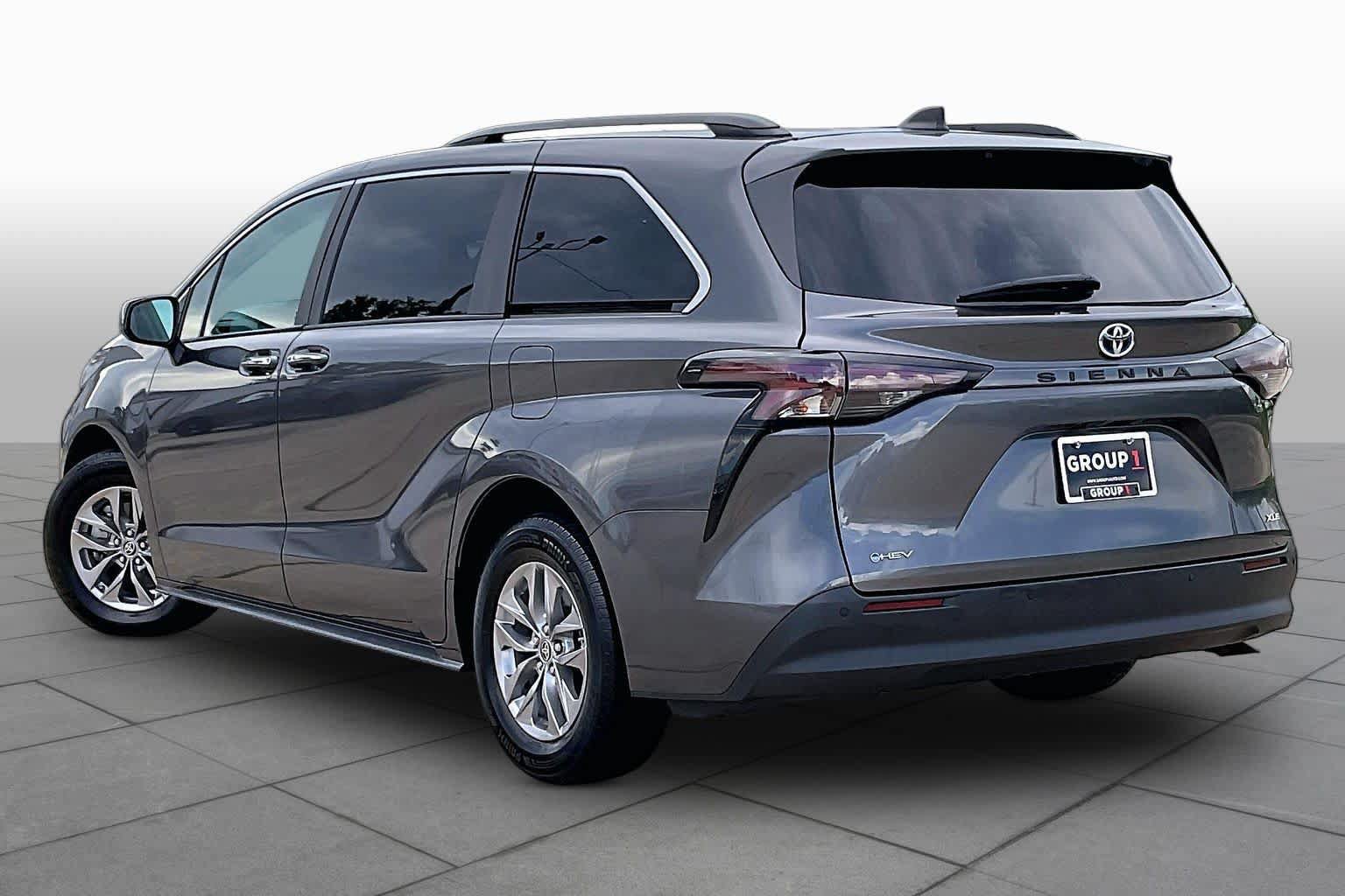 Used 2025 Toyota Sienna XLE FWD image 11