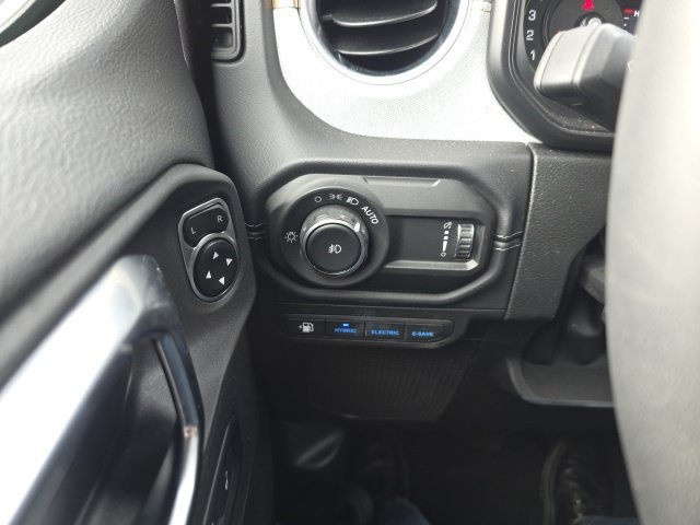 Used 2025 Jeep Wrangler Unlimited Sahara w/ Safety Group AWD/4WD image 16