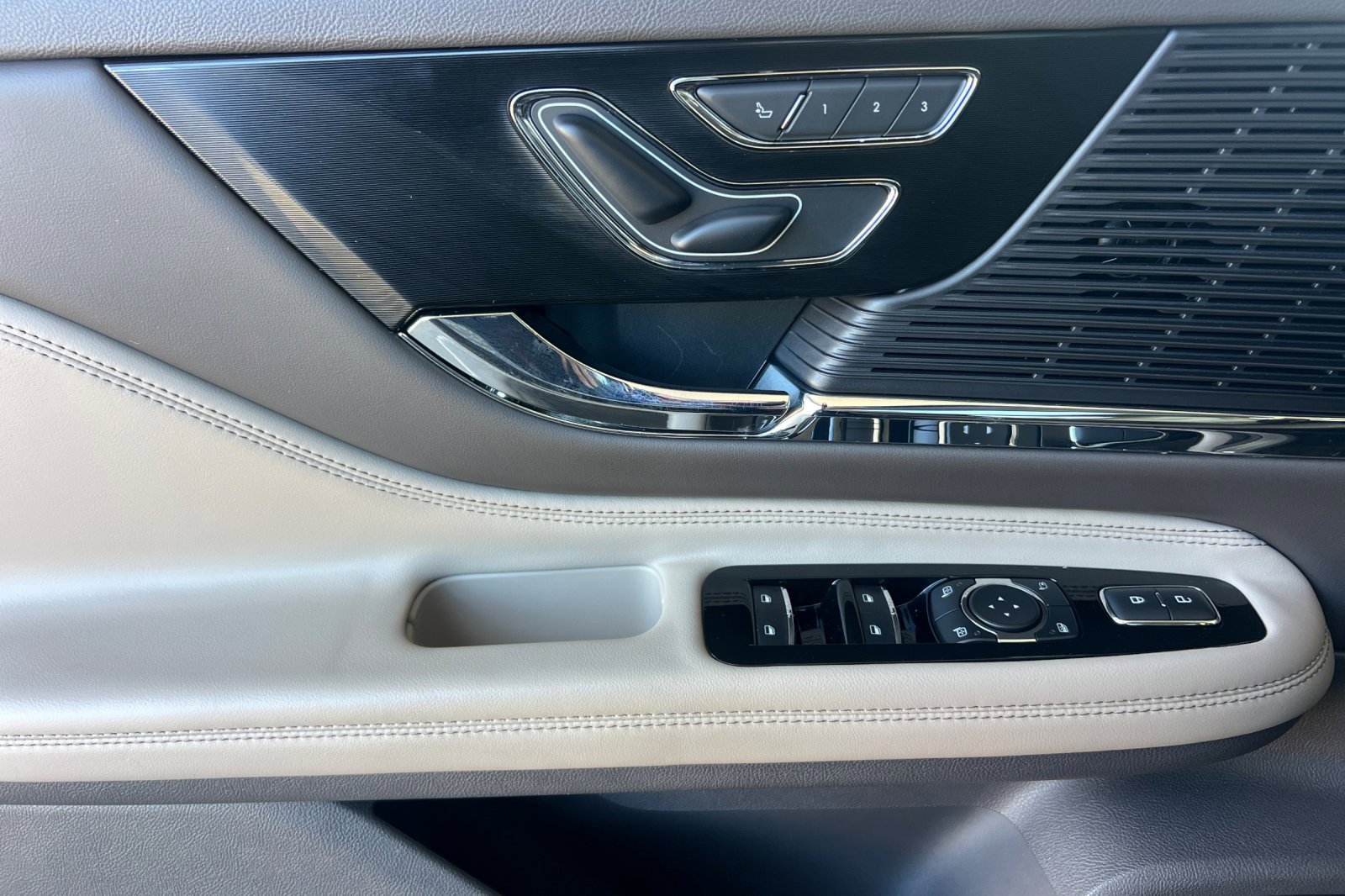 Certified 2022 Lincoln Corsair Grand Touring image 11