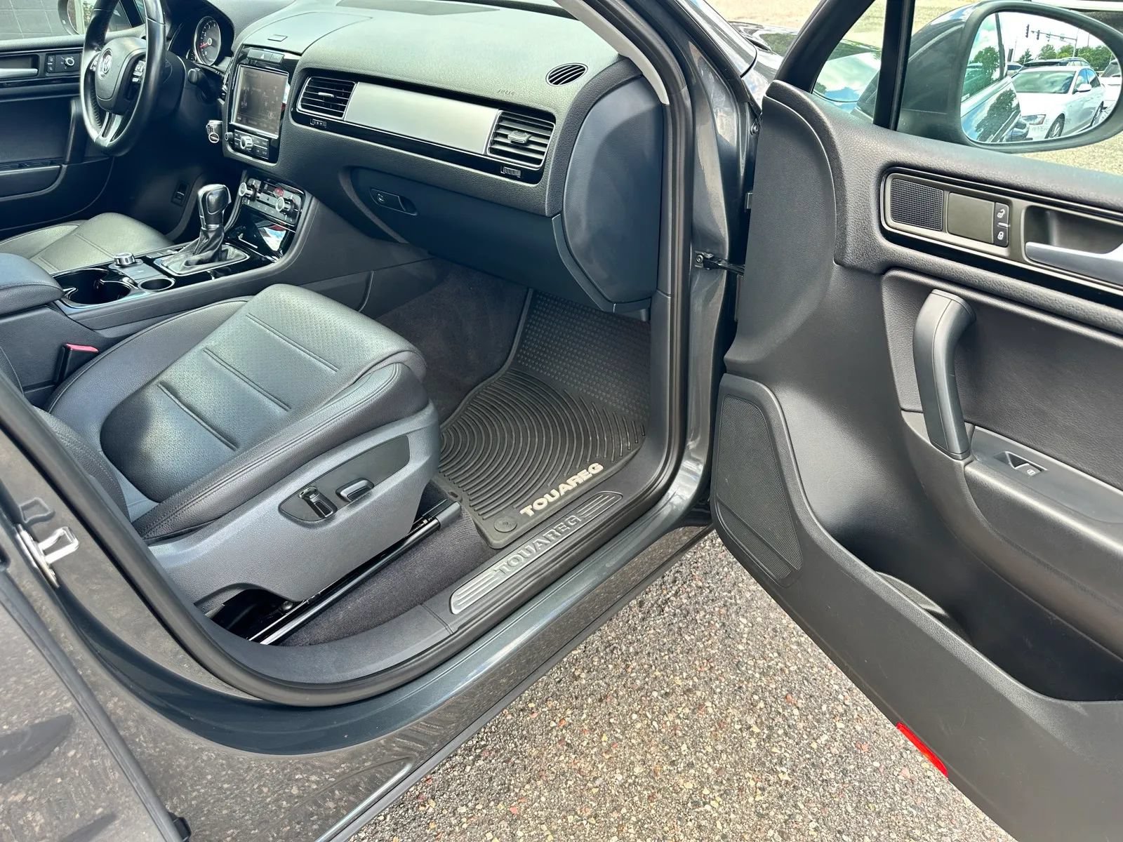 Used 2014 Volkswagen Touareg Sport AWD/4WD image 21