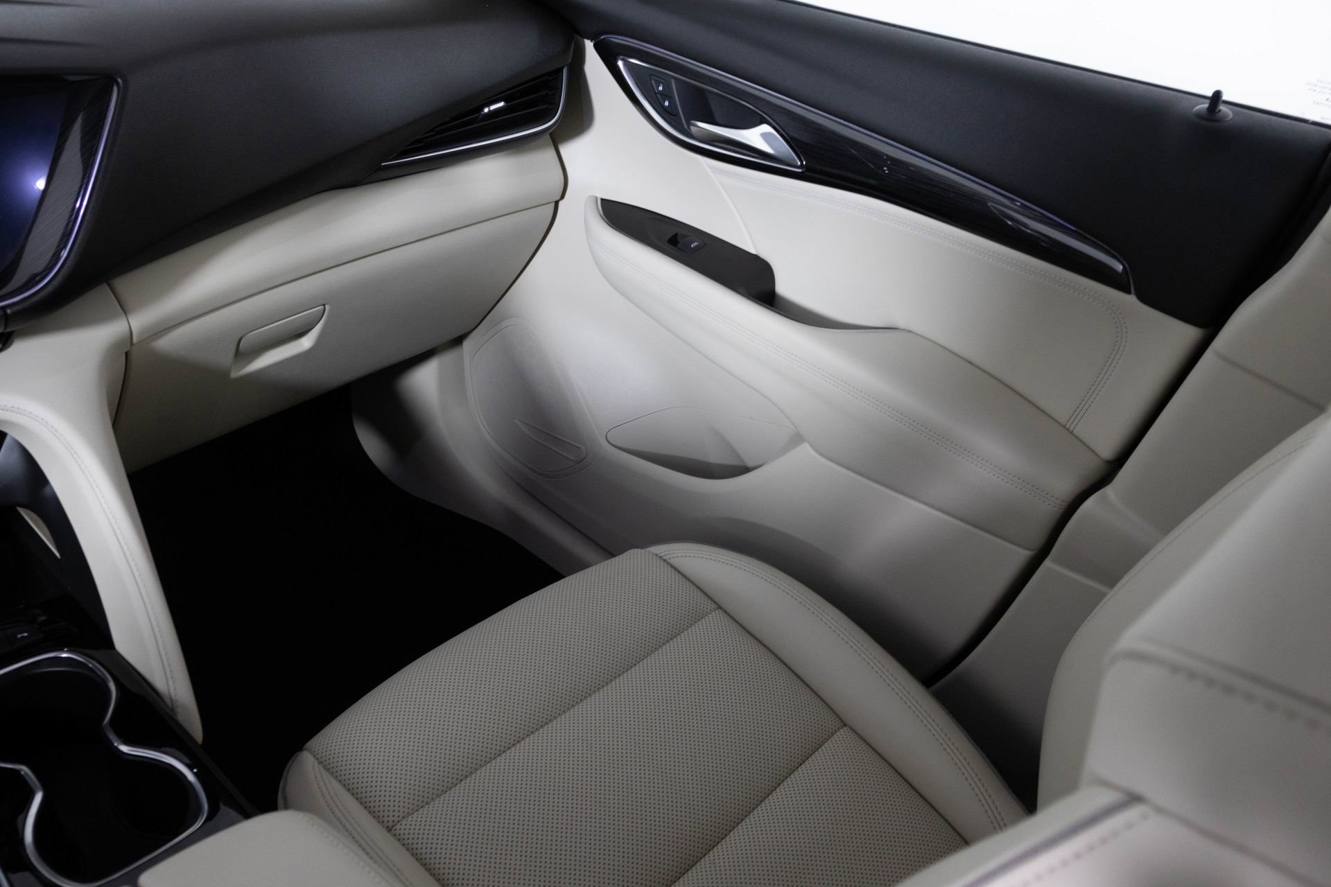 Used 2022 Buick Envision Essence w/ Safety Package image 32