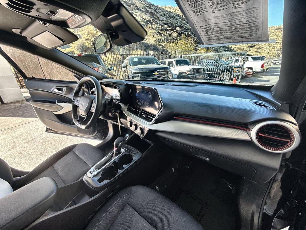 Used 2025 Chevrolet Trax RS w/ Sunroof Package FWD image 19