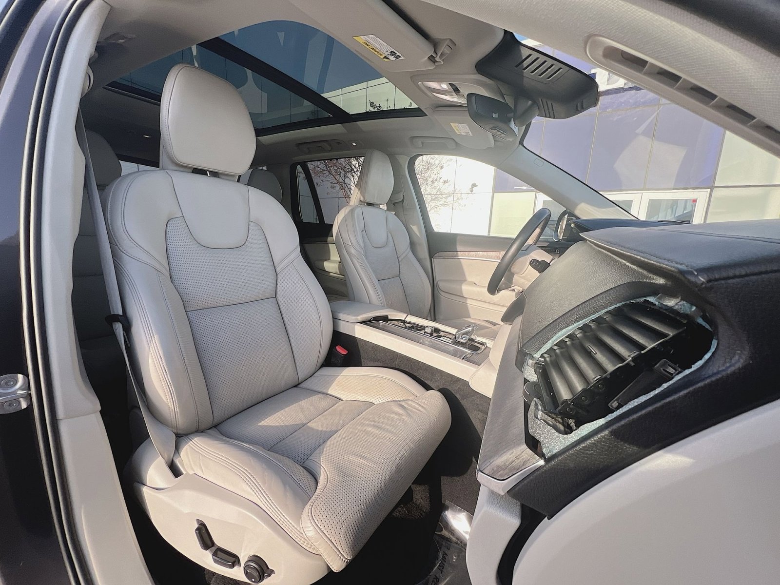 Certified 2023 Volvo XC90 B6 Ultimate w/ Protection Package image 28