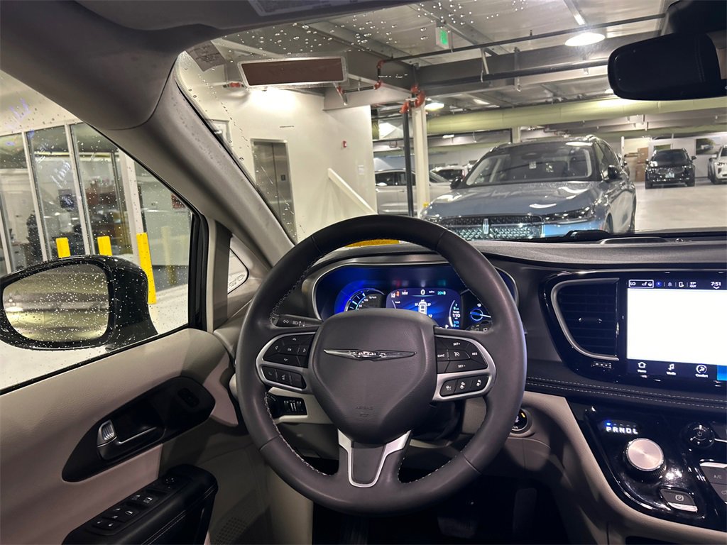 Used 2022 Chrysler Pacifica Touring-L image 24