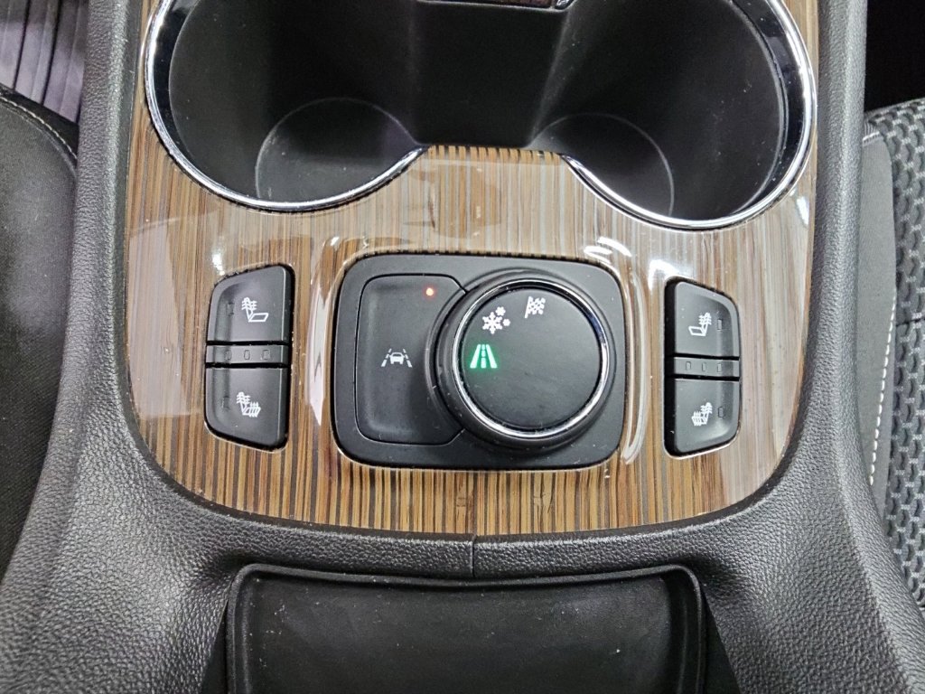 Used 2022 GMC Acadia SLE w/ Driver Convenience Package FWD image 21