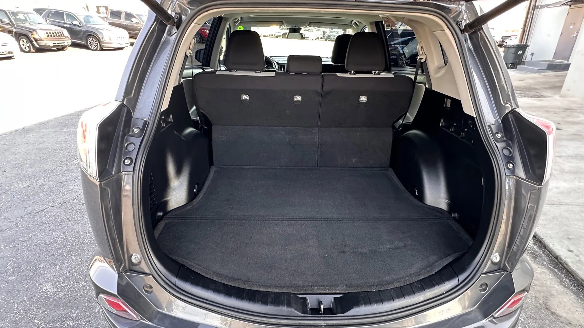 Used 2018 Toyota RAV4 XLE image 17