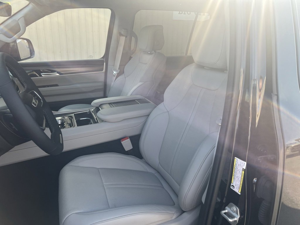 New 2024 Jeep Wagoneer L Series II w/ HD Trailer Tow Package image 14