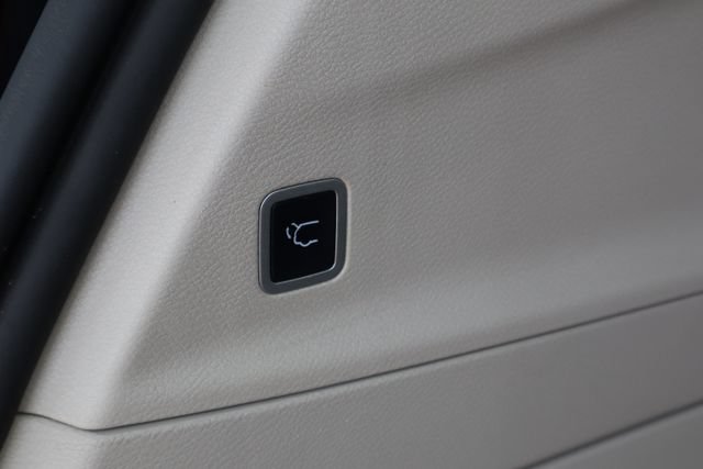 Used 2023 Chrysler Pacifica Touring-L FWD image 27