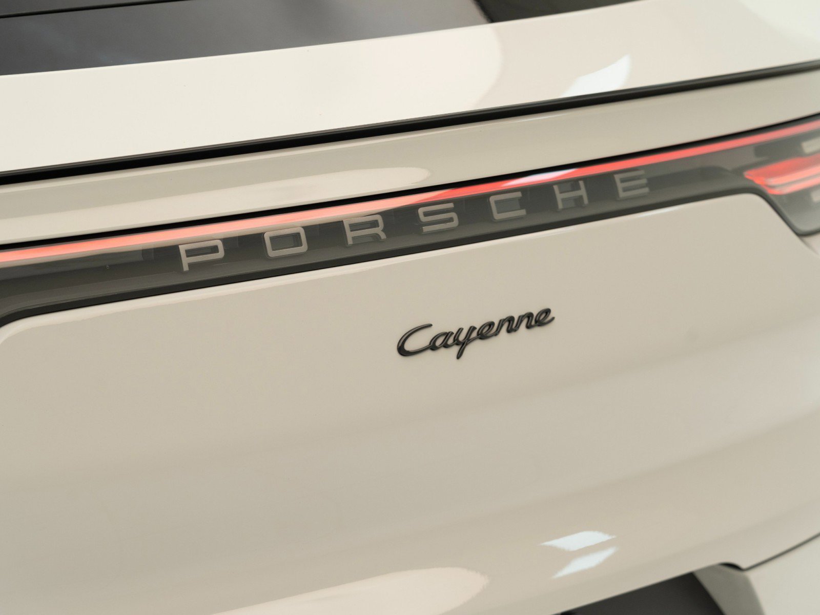 Certified 2022 Porsche Cayenne Platinum Edition image 13